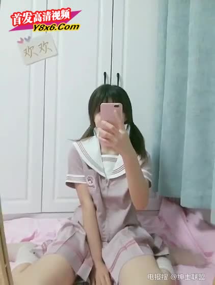 高中生，穿着粉红色的连衣裙，在镜子前玩猫。给老公看的诱惑